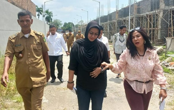 Anggota Komisi 4 DPRD Kota Medan menyoroti dugaan pelanggaran aturan dalam pembangunan perumahan Royal Residence di Jalan Pasar III, Kelurahan Tegal Rejo, Medan Perjuangan.