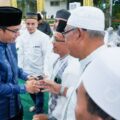 Walikota Medan Rico Tri Putra Bayu Waas melaksanakan shalat tarawih dengan jajaran Kecamatan Medan Sunggal di Pendopo Rumah Dinas Walikota Medan, Jalan Sudirman Medan, Selasa (4/3/2025) malam.