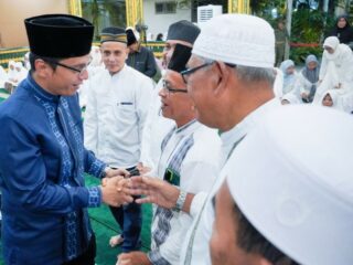 Walikota Medan Rico Tri Putra Bayu Waas melaksanakan shalat tarawih dengan jajaran Kecamatan Medan Sunggal di Pendopo Rumah Dinas Walikota Medan, Jalan Sudirman Medan, Selasa (4/3/2025) malam.