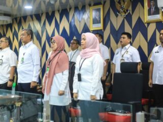 Sekda Kota Medan Wiriya Alrahman mengikuti peluncuran Indikator Indeks Pencegahan Korupsi Daerah (IPKD) pada aplikasi Monitoring Center of Prevention (MCP) Tahun 2025 yang digelar Komisi Pemberantasan Korupsi (KPK) melalui Virtual Zoom di Command Center, Kantor Wali Kota Medan, Rabu (5/3/2025).