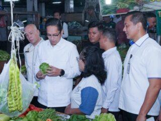 Menindaklanjuti instruksi Presiden Prabowo Subianto agar harga bahan pangan tetap stabil selama bulan puasa, Walikota Medan Rico Tri Putra Bayu Waas turun langsung memantau harga bahan pokok di Pasar Petisah, Rabu (5/3/2025) pagi.