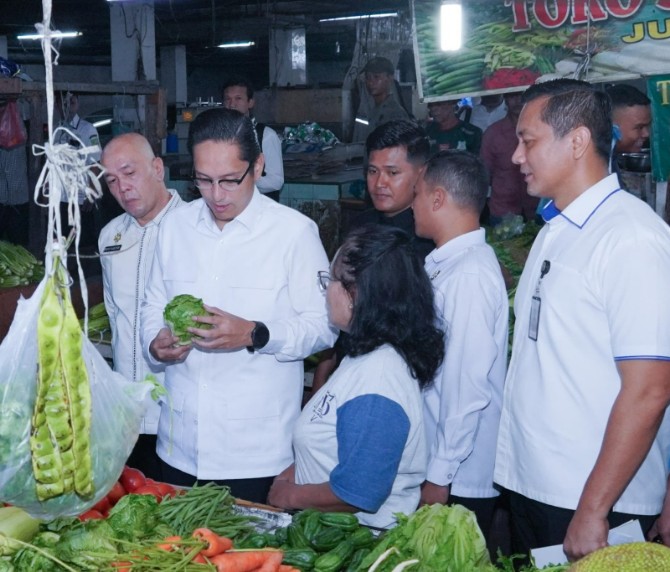 Menindaklanjuti instruksi Presiden Prabowo Subianto agar harga bahan pangan tetap stabil selama bulan puasa, Walikota Medan Rico Tri Putra Bayu Waas turun langsung memantau harga bahan pokok di Pasar Petisah, Rabu (5/3/2025) pagi.