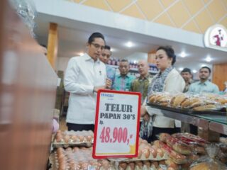 Walikota Medan Rico Tri Putra Bayu Waas meninjau Brastagi Supermarket, Jalan Gatot Subroto, Kamis (6/3/2025).