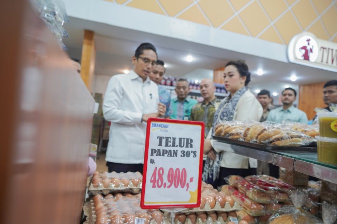 Walikota Medan Rico Tri Putra Bayu Waas meninjau Brastagi Supermarket, Jalan Gatot Subroto, Kamis (6/3/2025).