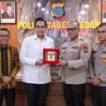Walikota Medan, Rico Tri Putra Bayu Waas bersilaturahmi dengan Kapolrestabes Medan, Kombes Pol Gidion Arif Setyawan, di Kantor Polrestabes Medan, Kamis (6/3/2025).