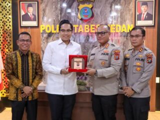 Walikota Medan, Rico Tri Putra Bayu Waas bersilaturahmi dengan Kapolrestabes Medan, Kombes Pol Gidion Arif Setyawan, di Kantor Polrestabes Medan, Kamis (6/3/2025).