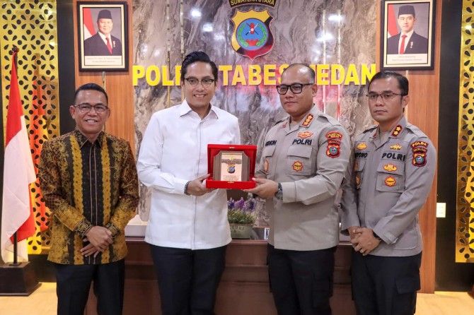 Walikota Medan, Rico Tri Putra Bayu Waas bersilaturahmi dengan Kapolrestabes Medan, Kombes Pol Gidion Arif Setyawan, di Kantor Polrestabes Medan, Kamis (6/3/2025).
