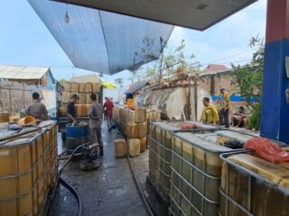 Gudang yang diduga menjadi tempat penyimpanan dan pengoplosan solar ilegal di wilayah utara Kota Medan