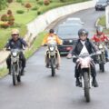 Bupati Tapsel meninjau lokasi irigasi rusak dengan bersepeda motor.