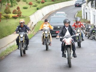 Bupati Tapsel meninjau lokasi irigasi rusak dengan bersepeda motor.