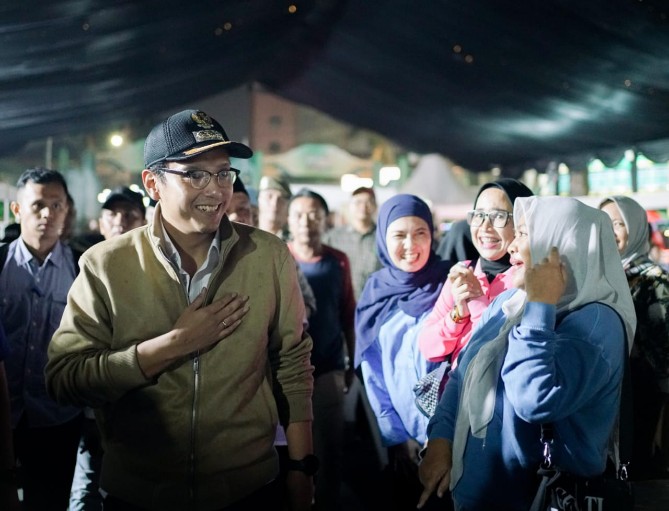 Walikota Medan, Rico Tri Putra Bayu Waas meninjau langsung persiapan akhir Ramadan Fair XIX Tahun 2025 di Taman Sri Deli, Jumat (7/3/2025) malam.