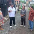Anggota DPRD Medan Binsar Simarmata menerima keluhan warga Jalan Horas, Jalan Amal, Jalan Puskemas II, Kecamatan Medan Sunggal, Minggu (9/3/2025).