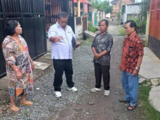 Anggota DPRD Medan Binsar Simarmata menerima keluhan warga Jalan Horas, Jalan Amal, Jalan Puskemas II, Kecamatan Medan Sunggal, Minggu (9/3/2025).