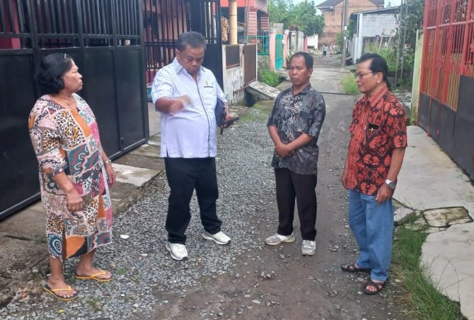 Anggota DPRD Medan Binsar Simarmata menerima keluhan warga Jalan Horas, Jalan Amal, Jalan Puskemas II, Kecamatan Medan Sunggal, Minggu (9/3/2025).
