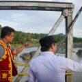 Gubernur Sumatera Utara Bobby Nasution meninjau jembatan yang ambruk di Desa Tuwuna, Kecamatan Mandrehe, Kabupaten Nias Barat.