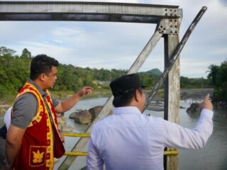 Gubernur Sumatera Utara Bobby Nasution meninjau jembatan yang ambruk di Desa Tuwuna, Kecamatan Mandrehe, Kabupaten Nias Barat.