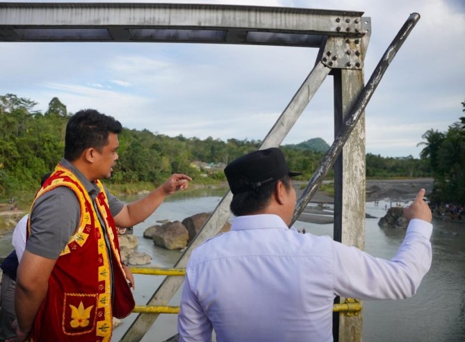 Gubernur Sumatera Utara Bobby Nasution meninjau jembatan yang ambruk di Desa Tuwuna, Kecamatan Mandrehe, Kabupaten Nias Barat.