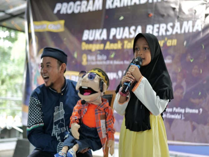 Gerakan Istiqomah Sedekah (GIS) kembali mengadakan buka puasa bersama anak-anak penghafal Al-Qur'an (tahfidz) di sebuah restoran di Jalan Gajahmada, Medan, pada Minggu (9/3/2025).