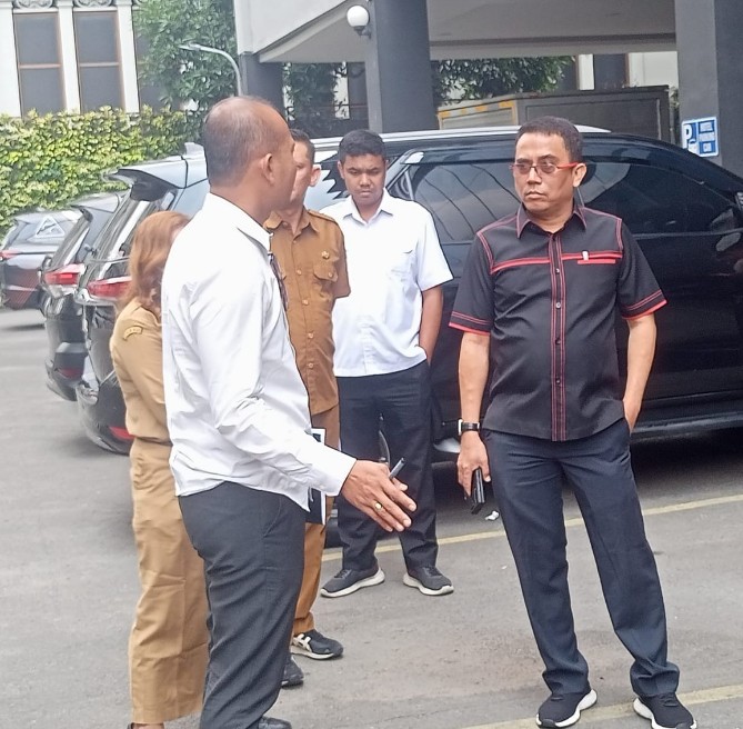 Ketua Komisi 4 DPRD Kota Medan Paul Mei Anton Simanjuntak meminta pihak pengelola Grand Central Premier Hotel Medan agar melengkapi semua perizinan operasional hotel sersebut, termasuk izin Sertifikat Laik Fungsi (SLF) dari Dinas Perumahan Kawasan Permukiman Cipta Karya dan Tata Ruang Kota Medan.