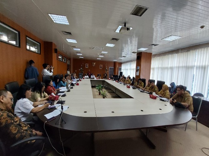 Rapat Dengar Pendapat (RDP) yang digelar Komisi 2 DPRD Medan dengan pihak Dinas Pendidikan dan Kebudayaan Kota Medan, Badan Pengelolaan Keuangan dan Aset Daerah Kota Medan dan Forum Guru Bersatu TK-SD-SMP Kota Medan di Ruang Banmus Gedung DPRD Medan, Senin (10/3/2025).
