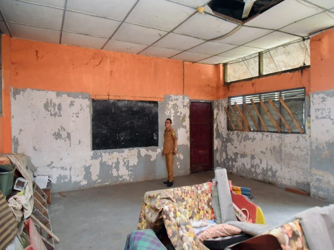 Wakil Walikota Medan, Zakiyuddin Harahap meninjau kondisi Sekolah Dasar yang terbengkalai di Jalan Madong Lubis, Kecamatan Medan Perjuangan, Senin (10/3/2025).