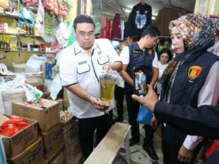 Tim Satgas Pangan Kepolisian Daerah (Polda) Sumatera Utara, bekerja sama dengan Dinas Perindustrian dan Perdagangan Energi dan Sumber Daya Mineral (Disperindag ESDM) Provinsi, melakukan inspeksi mendadak untuk memastikan bahwa produk Minyakita dijual sesuai takaran yang ditetapkan.