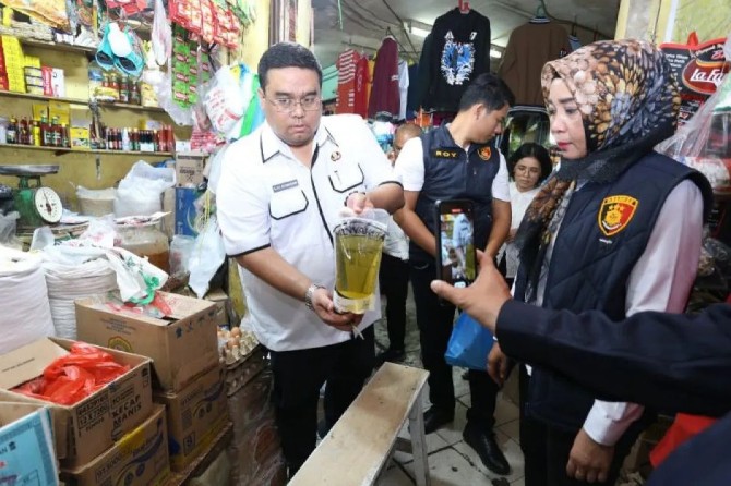 Tim Satgas Pangan Kepolisian Daerah (Polda) Sumatera Utara, bekerja sama dengan Dinas Perindustrian dan Perdagangan Energi dan Sumber Daya Mineral (Disperindag ESDM) Provinsi, melakukan inspeksi mendadak untuk memastikan bahwa produk Minyakita dijual sesuai takaran yang ditetapkan.