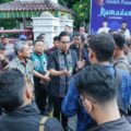 Walikota Medan Rico Waas menerima puluhan mahasiswa yang tergabung dalam Aliansi Mahasiswa Medan Bersuara dan Aliansi Badan Eksekutif Mahasiswa Seluruh Indonesia (BEMSI) Sumut saat melakukan aksi damai di depan Balaikota Medan, Jumat (14/3/2025).