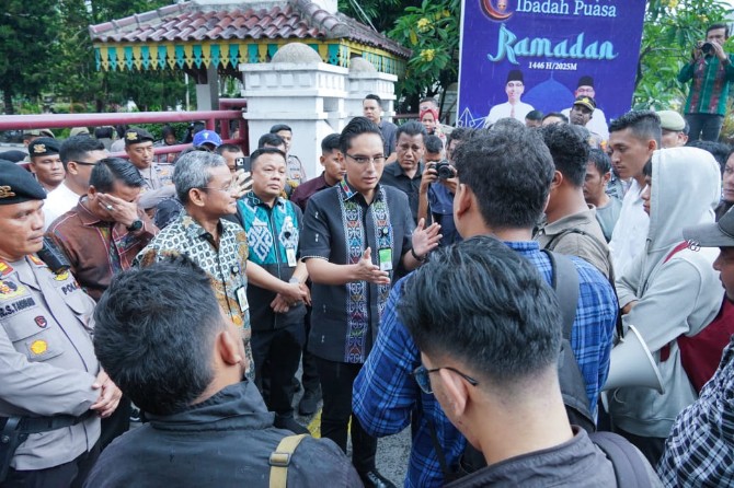 Walikota Medan Rico Waas menerima puluhan mahasiswa yang tergabung dalam Aliansi Mahasiswa Medan Bersuara dan Aliansi Badan Eksekutif Mahasiswa Seluruh Indonesia (BEMSI) Sumut saat melakukan aksi damai di depan Balaikota Medan, Jumat (14/3/2025).