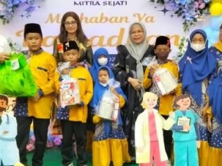 Manajemen Rumah Sakit Umum (RSU) Mitra Sejati memberikan santunan kepada 250 anak yatim piatu dan kaum dhuafa, Sabtu (15/3/2025).
