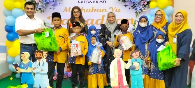 Manajemen Rumah Sakit Umum (RSU) Mitra Sejati memberikan santunan kepada 250 anak yatim piatu dan kaum dhuafa, Sabtu (15/3/2025).