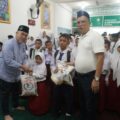 Lembaga Amil Zakat Infak Sedekah Wakaf (LAZISWA), menyalurkan 100 paket bantuan kepada murid sekolah Al Washliyah.
