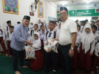 Lembaga Amil Zakat Infak Sedekah Wakaf (LAZISWA), menyalurkan 100 paket bantuan kepada murid sekolah Al Washliyah.