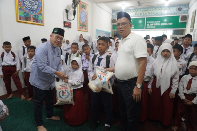 Lembaga Amil Zakat Infak Sedekah Wakaf (LAZISWA), menyalurkan 100 paket bantuan kepada murid sekolah Al Washliyah.