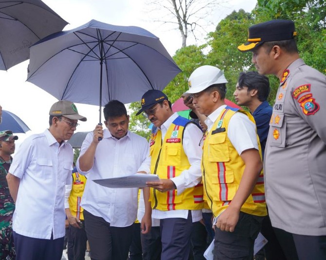 Menjelang mudik lebaran 2025, Gubernur Sumatera Utara (Gubsu) Bobby Nasution meninjau kondisi jalan nasional Batu Jomba di Kabupaten Tapanuli Selatan (Tapsel), Senin (17/3/2025) siang.