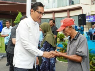 Acara Bapenda Berbagi dan Buka Puasa Bersama, Selasa (25/3/2025), di halaman kantor Bapenda.