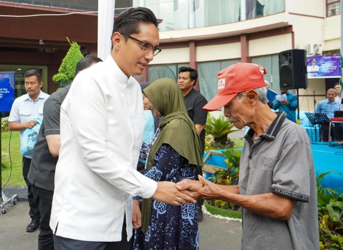 Acara Bapenda Berbagi dan Buka Puasa Bersama, Selasa (25/3/2025), di halaman kantor Bapenda.