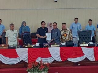 DPRD Kota Medan menyerahkan rekomendasi hasil pembahasan Panitia Khusus (Pansus) Laporan Keterangan Pertanggungjawaban (LKPJ) 2024 kepada Walikota Medan, Rico Tri Putra Bayu Waas, dalam rapat paripurna di gedung dewan, Selasa (25/3/2025).