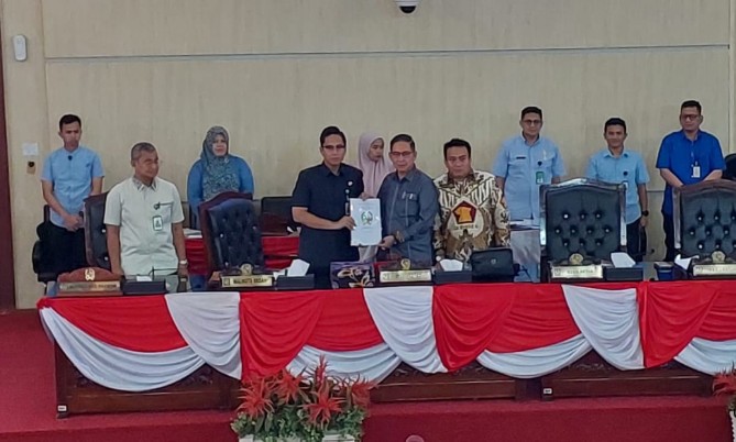 DPRD Kota Medan menyerahkan rekomendasi hasil pembahasan Panitia Khusus (Pansus) Laporan Keterangan Pertanggungjawaban (LKPJ) 2024 kepada Walikota Medan, Rico Tri Putra Bayu Waas, dalam rapat paripurna di gedung dewan, Selasa (25/3/2025).