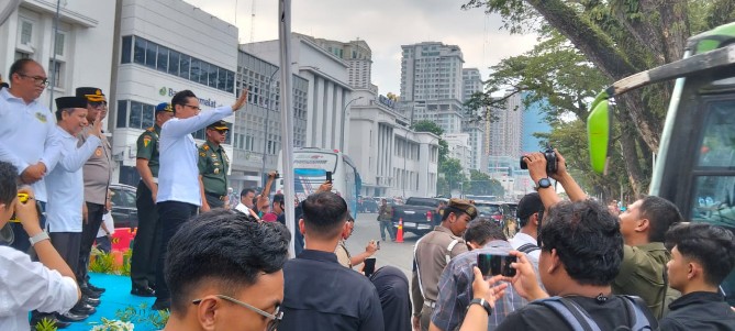 Walikota Medan Rico Tri Putra Bayu Waas melepas 1.969 pemudik gratis Pemko Medan di Jalan Pulau Pinang, Kecamatan Medan Barat, Rabu (26/3/2025).