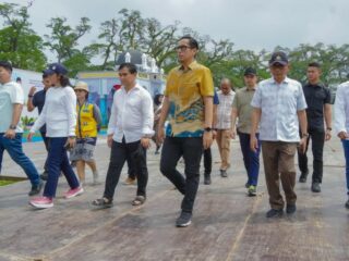 Menjelang Hari Raya Idul Fitri 1446 H, Wali Kota Medan Rico Tri Putra Bayu Waas turun langsung ke Lapangan Merdeka untuk memastikan kesiapan lokasi yang akan digunakan sebagai tempat pelaksanaan Salat Ied, Minggu siang.