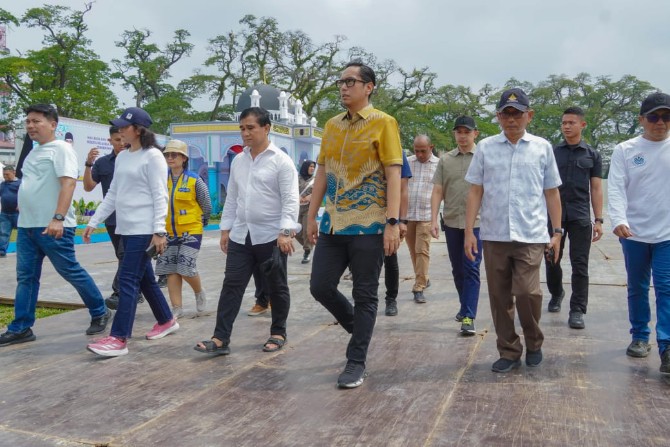 Menjelang Hari Raya Idul Fitri 1446 H, Wali Kota Medan Rico Tri Putra Bayu Waas turun langsung ke Lapangan Merdeka untuk memastikan kesiapan lokasi yang akan digunakan sebagai tempat pelaksanaan Salat Ied, Minggu siang.