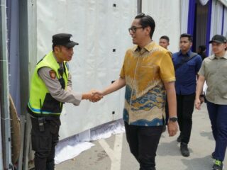 Wali Kota Medan Rico Tri Putra Bayu Waas kunjungannya ke Pos Terpadu dan Pos Pengamanan (Pos Pam) di Jalan Bukit Barisan, tepat di depan Pos Bloc, Minggu siang.