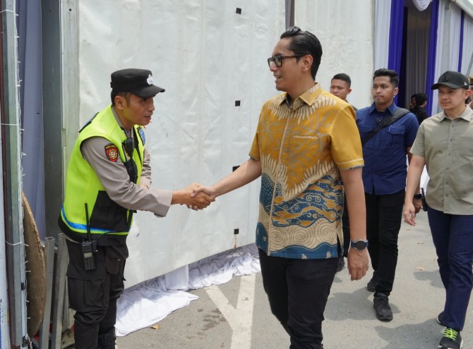 Wali Kota Medan Rico Tri Putra Bayu Waas kunjungannya ke Pos Terpadu dan Pos Pengamanan (Pos Pam) di Jalan Bukit Barisan, tepat di depan Pos Bloc, Minggu siang.