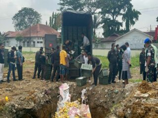 Dua unit truk Colt Diesel berwarna kuning yang mengangkut mangga ilegal itu diamankan di Jalan Sisingamangaraja Km 6 dan Km 7, Medan, pada Sabtu (29/3/2025) pagi.