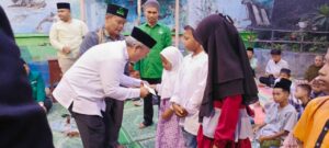 Ketua PD Al Washliyah Medan menyerahkan santunan. 