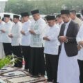 Walikota Medan, Rico Tri Putra Bayu Waas, bersama istrinya, Airin serta ribuan warga melaksanakan Salat Idulfitri 1 Syawal 1446 H di Lapangan Merdeka, Senin (31/3/2025).