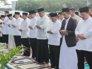 Walikota Medan, Rico Tri Putra Bayu Waas, bersama istrinya, Airin serta ribuan warga melaksanakan Salat Idulfitri 1 Syawal 1446 H di Lapangan Merdeka, Senin (31/3/2025).