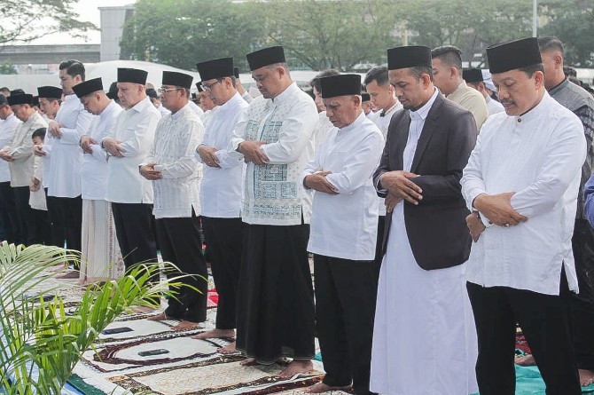 Walikota Medan, Rico Tri Putra Bayu Waas, bersama istrinya, Airin serta ribuan warga melaksanakan Salat Idulfitri 1 Syawal 1446 H di Lapangan Merdeka, Senin (31/3/2025).