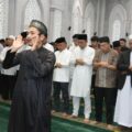 Bupati dan Wakil Bupati Tapanuli Selatan, H. Gus Irawan Pasaribu dan Jafar Syahbuddin Ritonga, melaksanakan salat Idul Fitri 1446 H di Masjid Agung Syahrun Nur, Kompleks Perkantoran Pemerintah Tapanuli Selatan, Sipirok, Senin (31/3/2025).